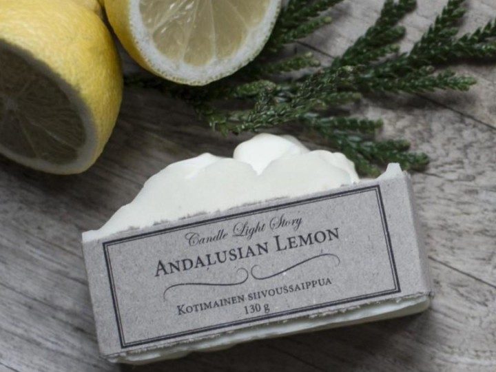 Kirpsakan ja mehukkaan tuoksuinen Candle Light Story Andalusian Lemon siivoussaippua