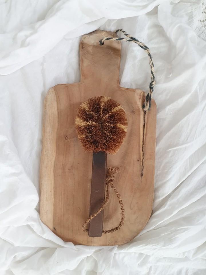 Puuvartinen tiskiharja jossa on kookoskuidusta valmistetut harjakset